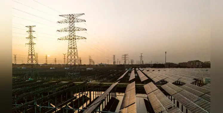 Renewable_energy_field_with_solar_panels_and_wind_turbines 